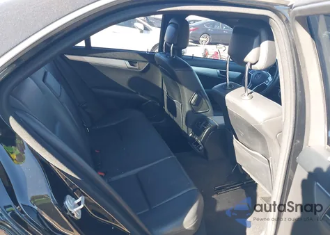 2013 Mercedes-Benz C 250 Sport z USA, uszkodzony, nr VIN WDDGF4HB0DR283873